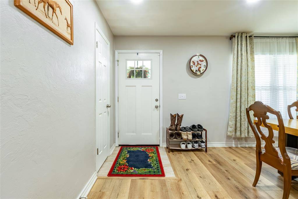 913 SW 6th ST, Moore, OK 73160