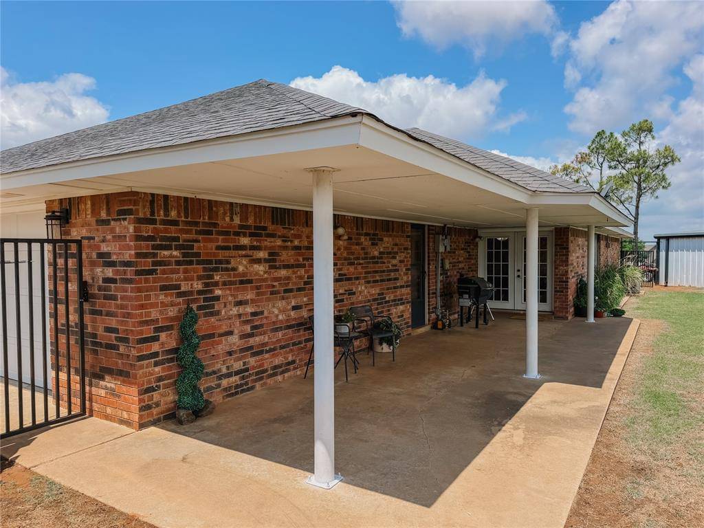 1003 N Oak, Hinton, OK 73047