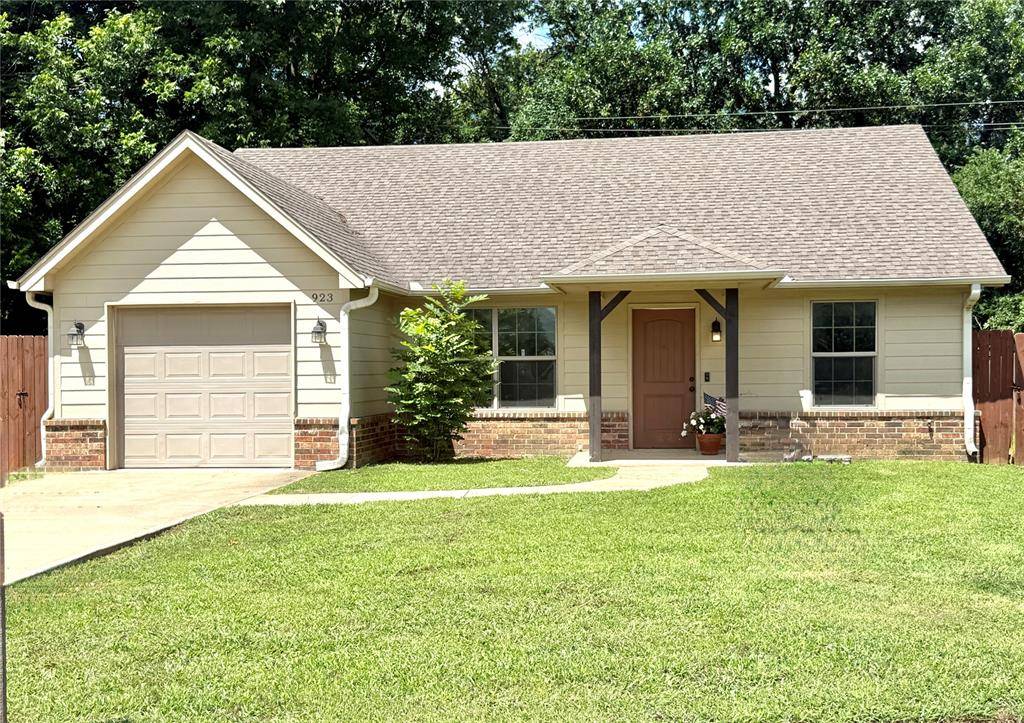 923 N Summer Tree DR, Ada, OK 74820