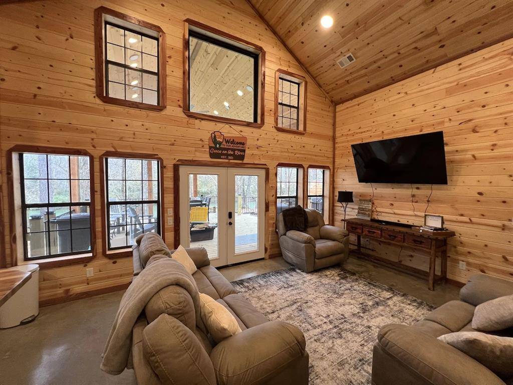 915 Riverview RD, Smithville, OK 74957
