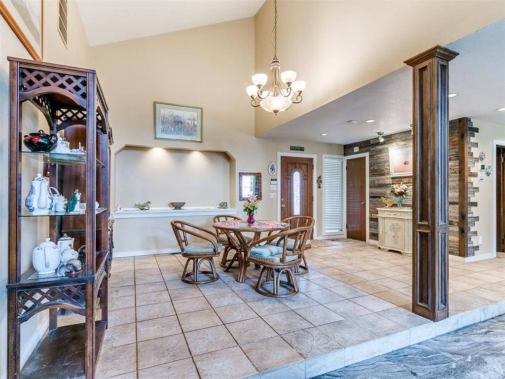 7104 N Lakeway DR, Warr Acres, OK 73132