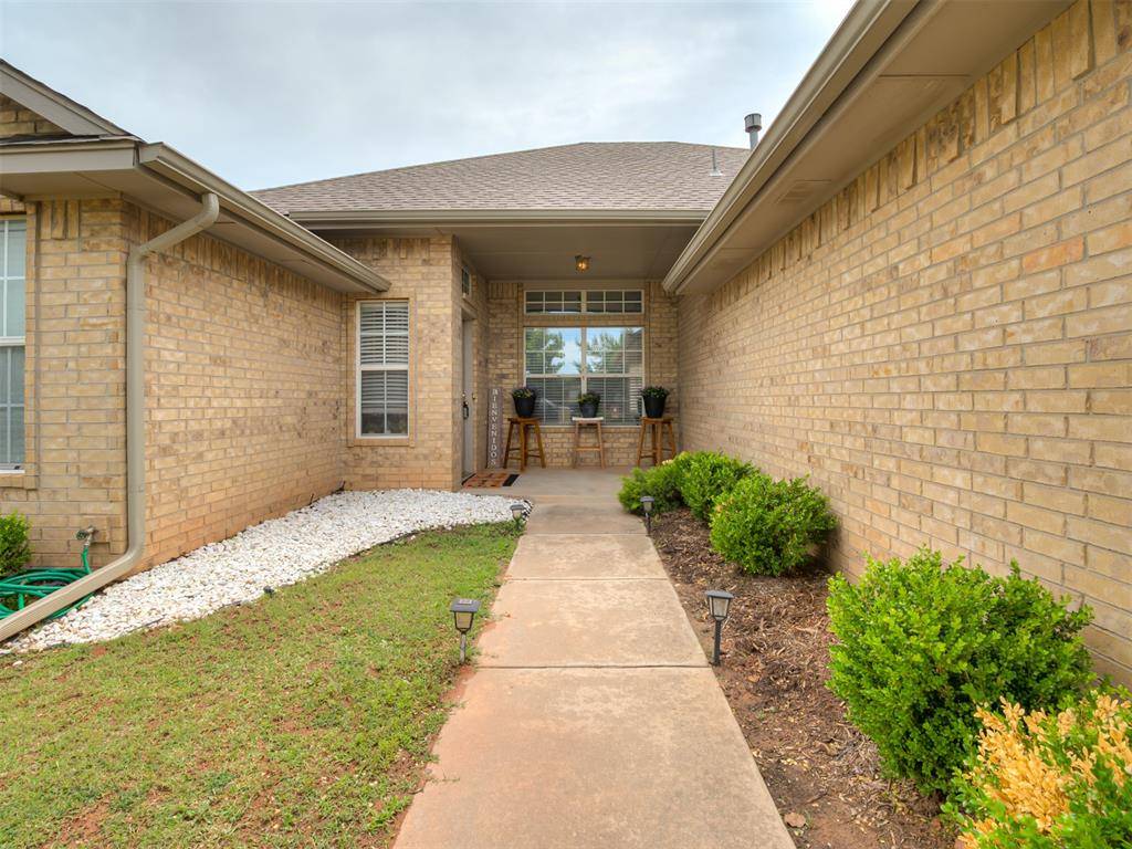 404 S Pointe LN, Mustang, OK 73064
