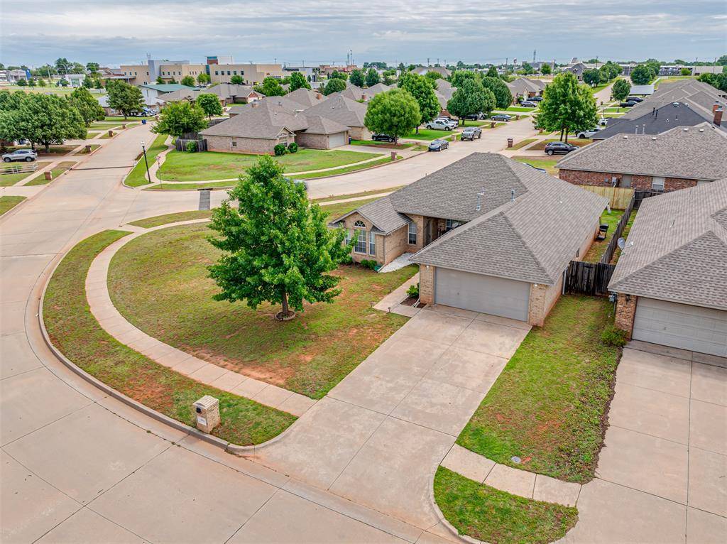 404 S Pointe LN, Mustang, OK 73064