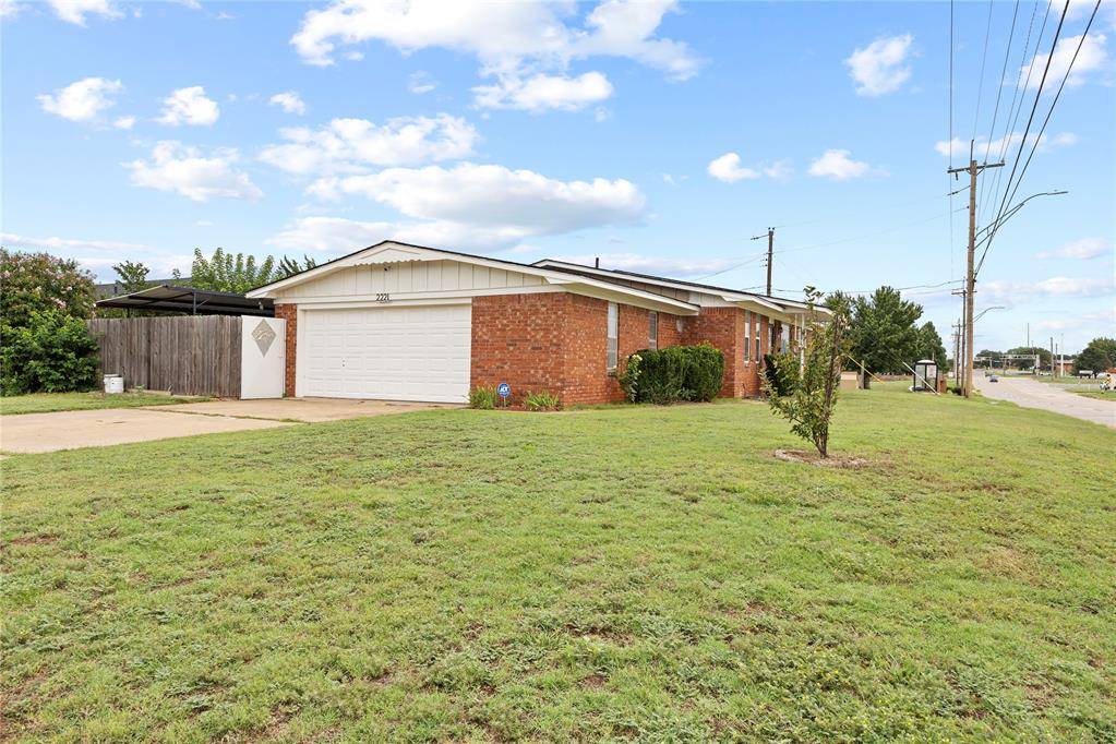 2221 W Modelle AVE, Clinton, OK 73601