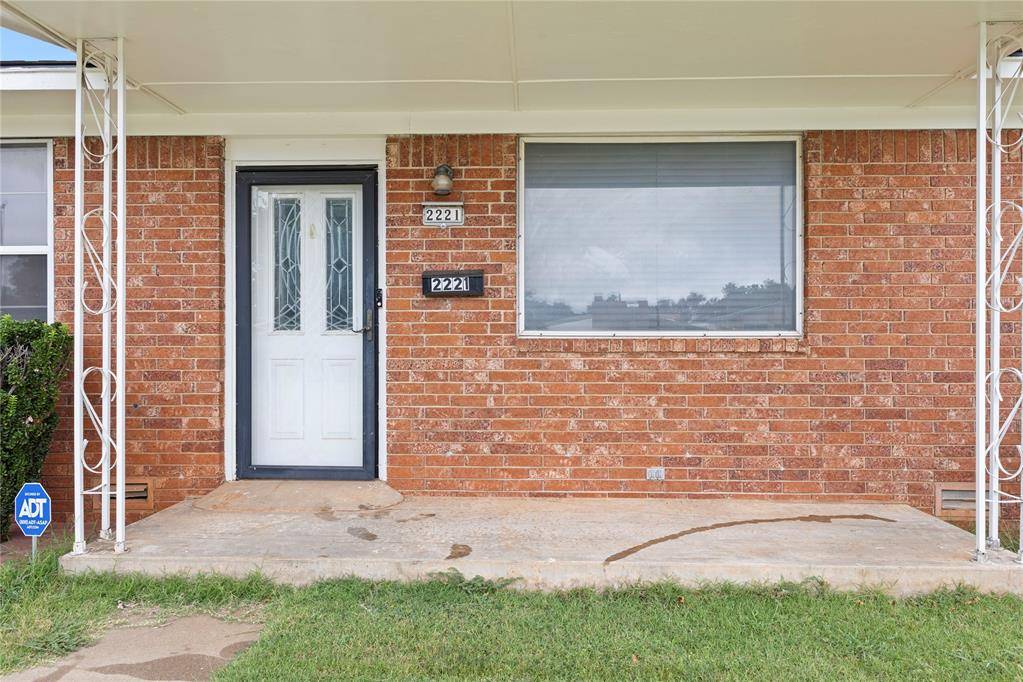 2221 W Modelle AVE, Clinton, OK 73601