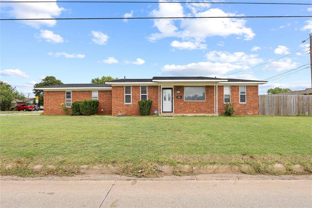 2221 W Modelle AVE, Clinton, OK 73601