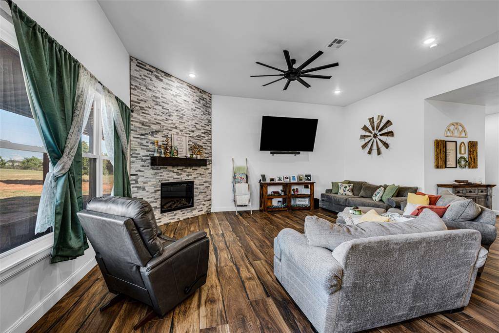 4182 SH 92 HWY, Cement, OK 73017