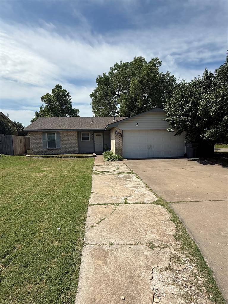 2901 NE Lakeview CIR, Lawton, OK 73507