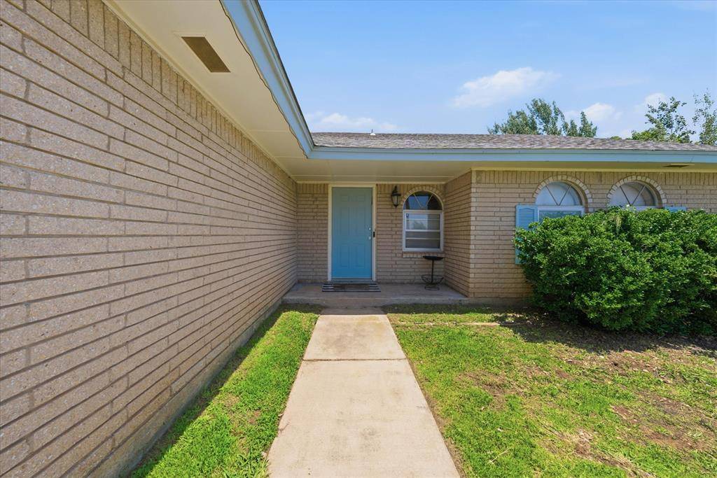 601 SW 27th ST, Moore, OK 73160