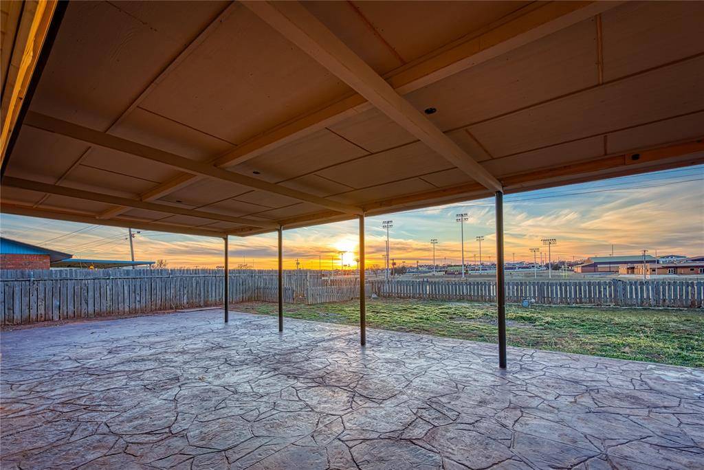 1118 Camelot DR, Clinton, OK 73601