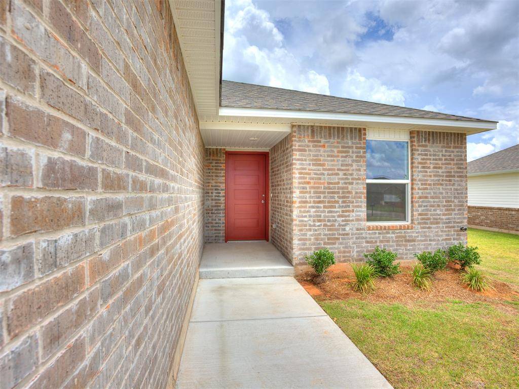 940 S Bear LN, Mustang, OK 73064
