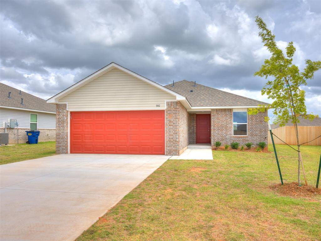 940 S Bear LN, Mustang, OK 73064