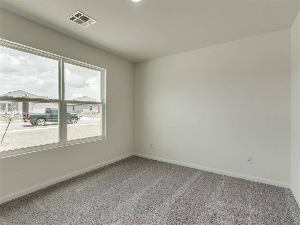 1208 E Stallion LN, Mustang, OK 73064