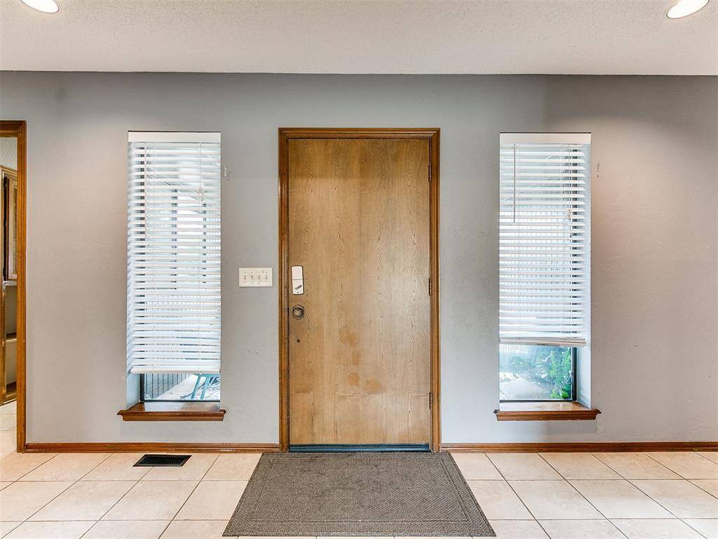 912 Stonehenge DR, Edmond, OK 73034