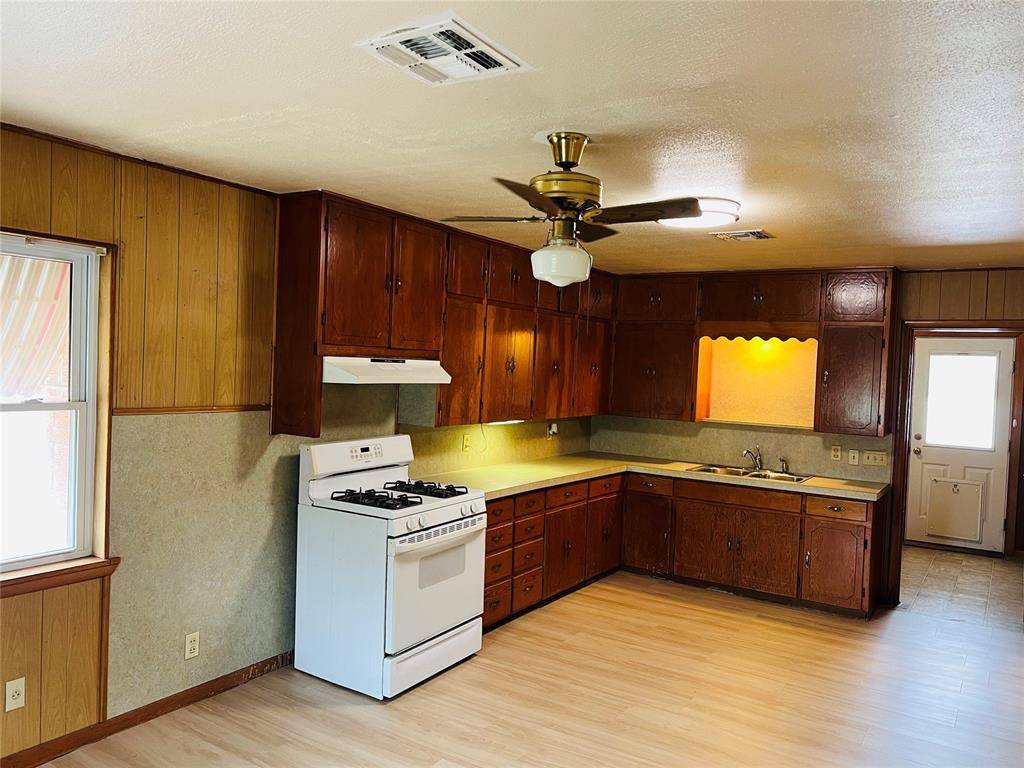 211 N Park RD, Hobart, OK 73651