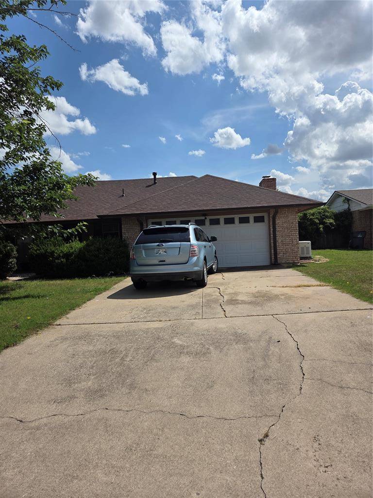 6208 NW Chestnut LN, Lawton, OK 73505