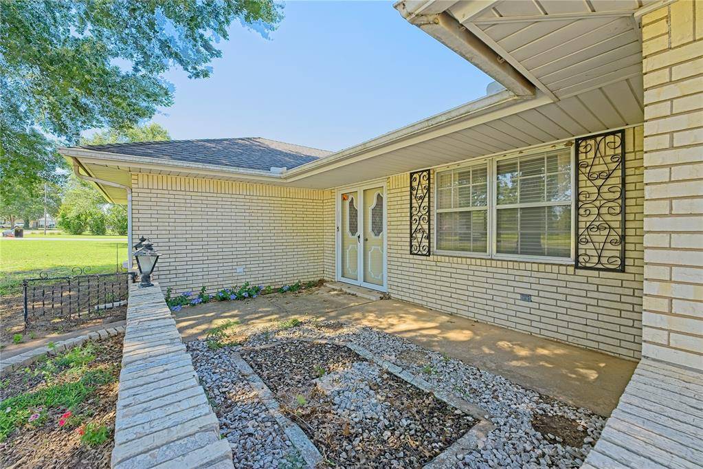 985 N Hampton RD, Harrah, OK 73045