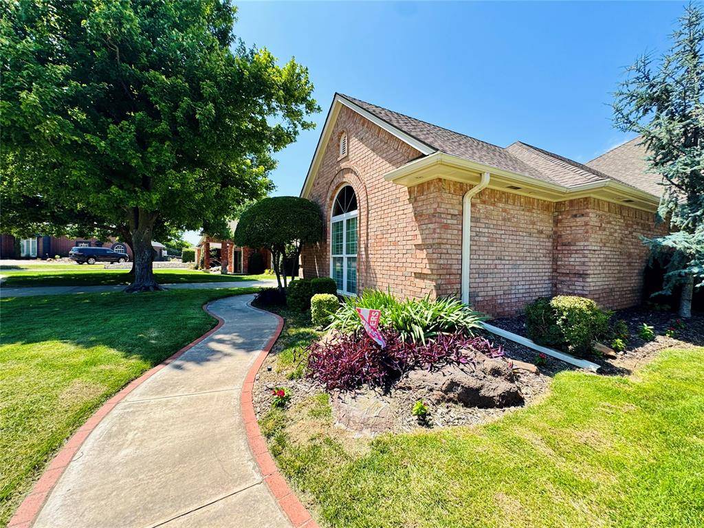 9125 Whispering Oaks DR, Midwest City, OK 73130