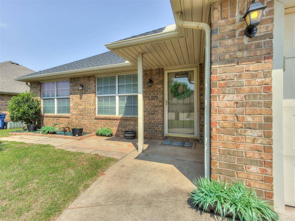 531 E Juniper LN, Mustang, OK 73064