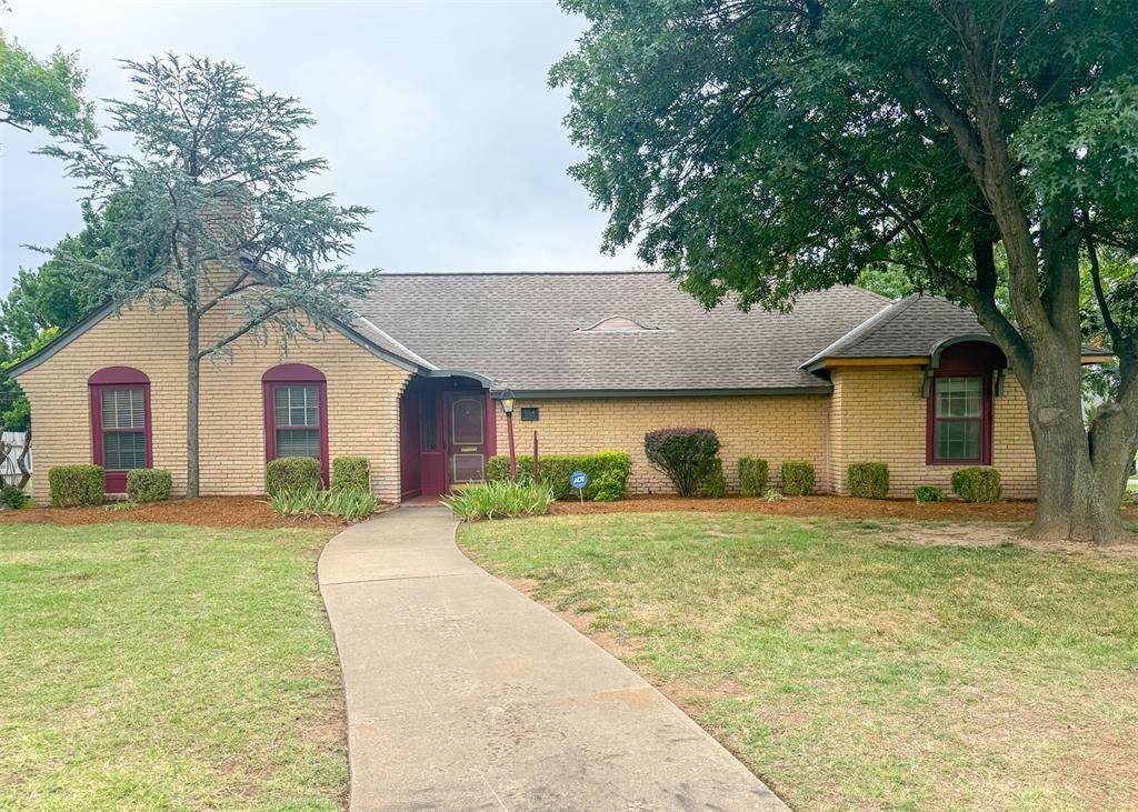 1816 Huntington AVE, Nichols Hills, OK 73116