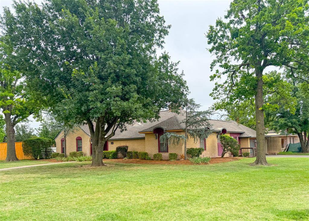 1816 Huntington AVE, Nichols Hills, OK 73116