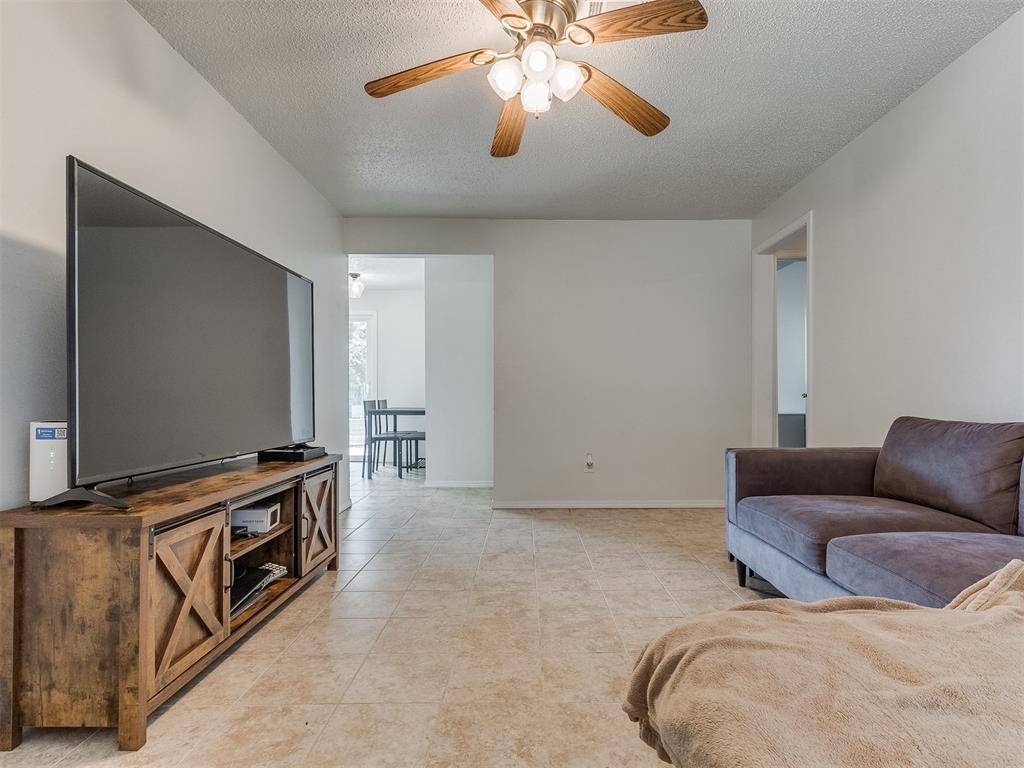 633 SW 10th ST, Moore, OK 73160
