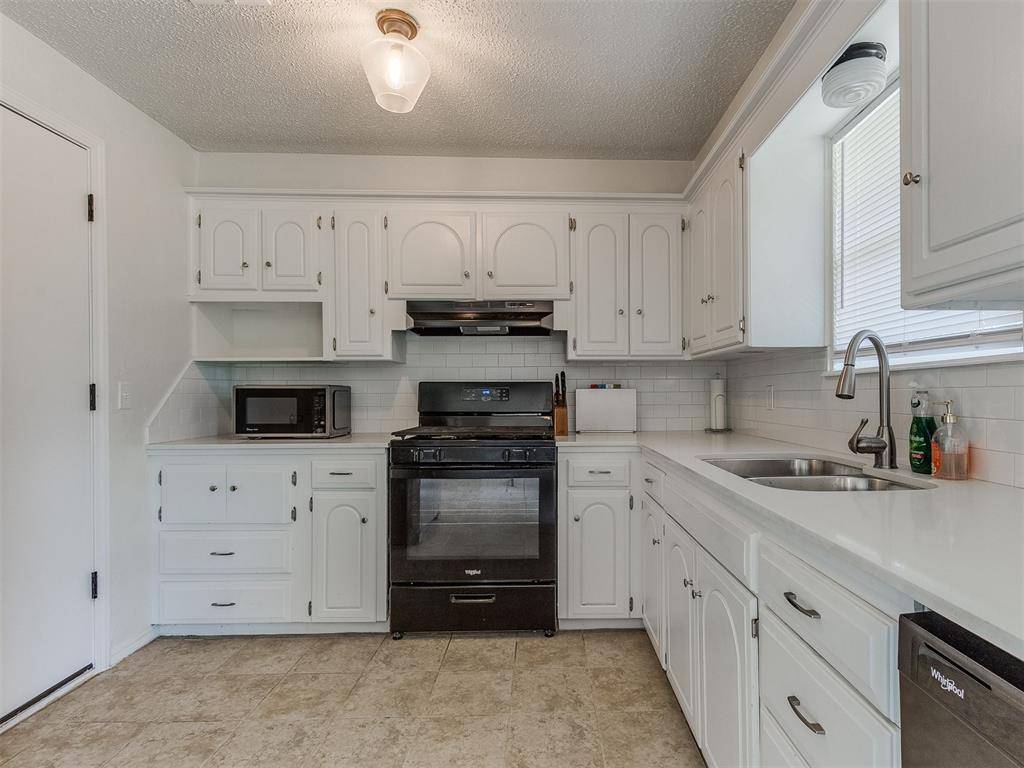 633 SW 10th ST, Moore, OK 73160