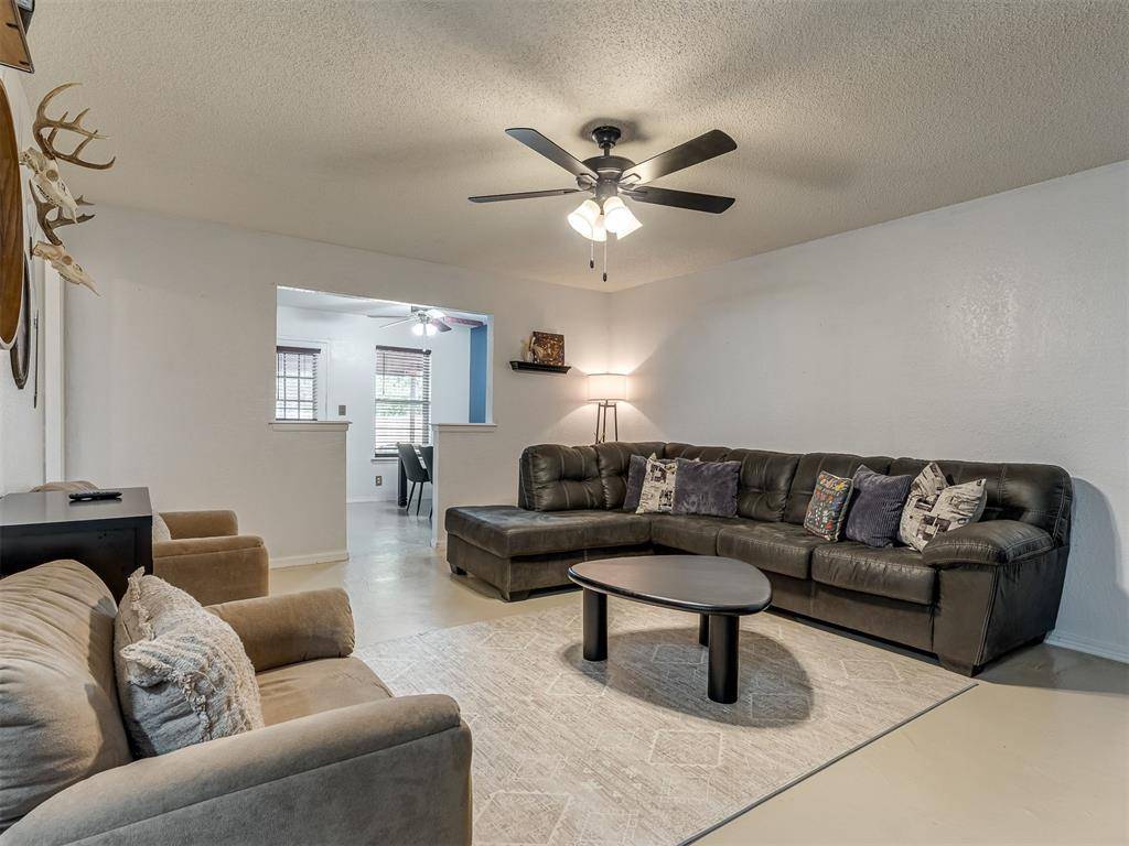 659 W Forest DR, Mustang, OK 73064