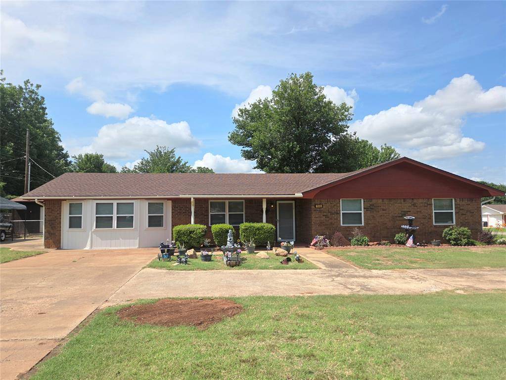 702 W Country Club RD, Chickasha, OK 73018