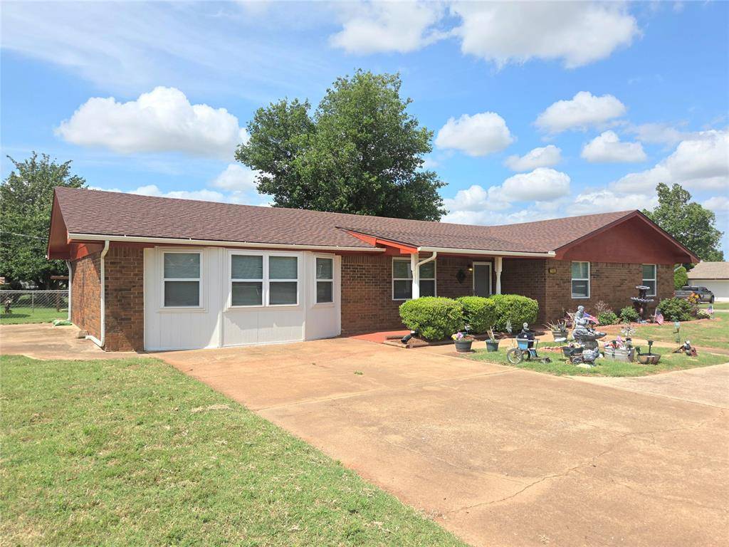 702 W Country Club RD, Chickasha, OK 73018