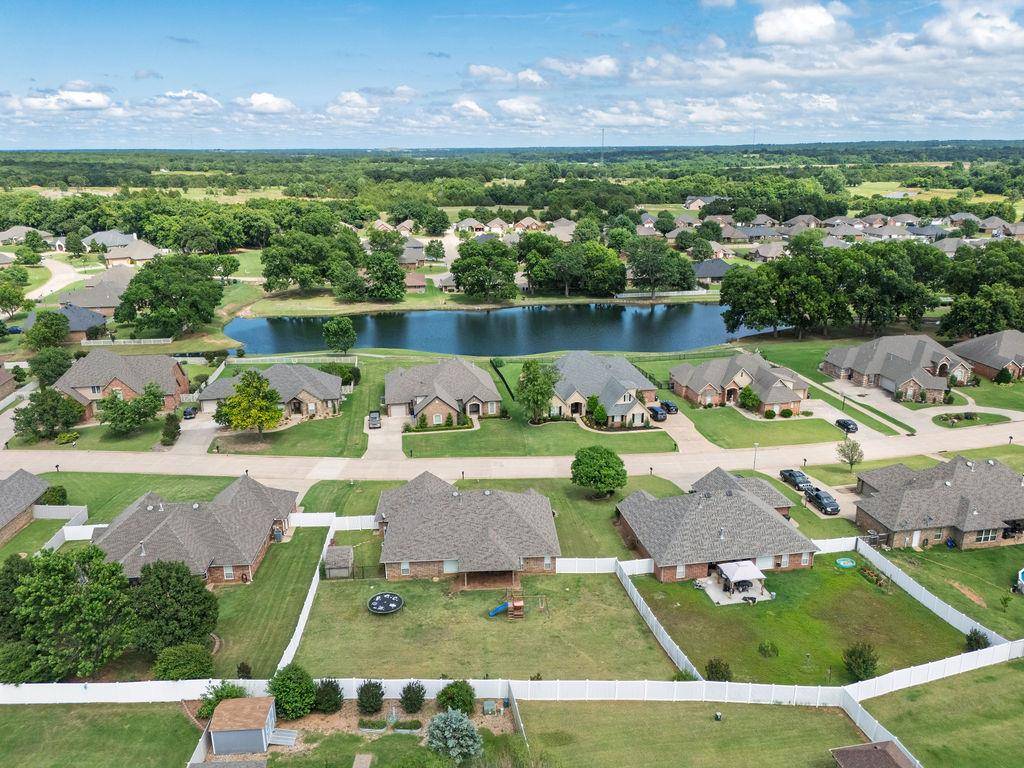 1712 Pecan Crossing DR, Shawnee, OK 74804