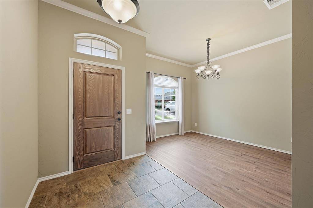 10337 Hawthorn DR, Oklahoma City, OK 73120