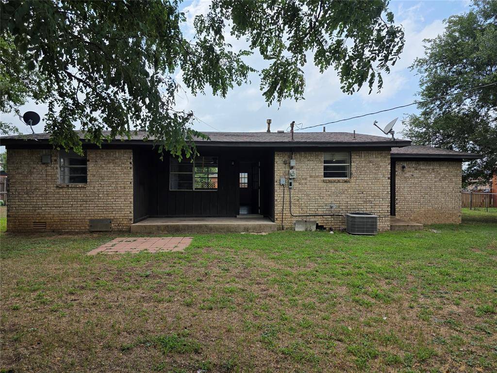 113 Glenhaven DR, Chickasha, OK 73018