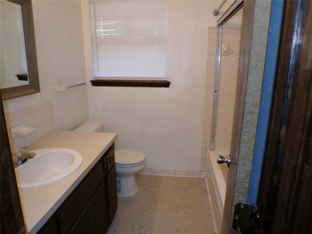 1049 NW 22nd ST, Moore, OK 73160