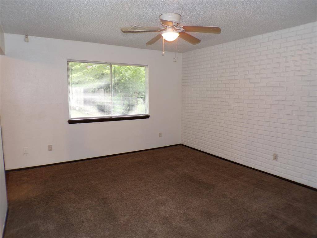 1049 NW 22nd ST, Moore, OK 73160