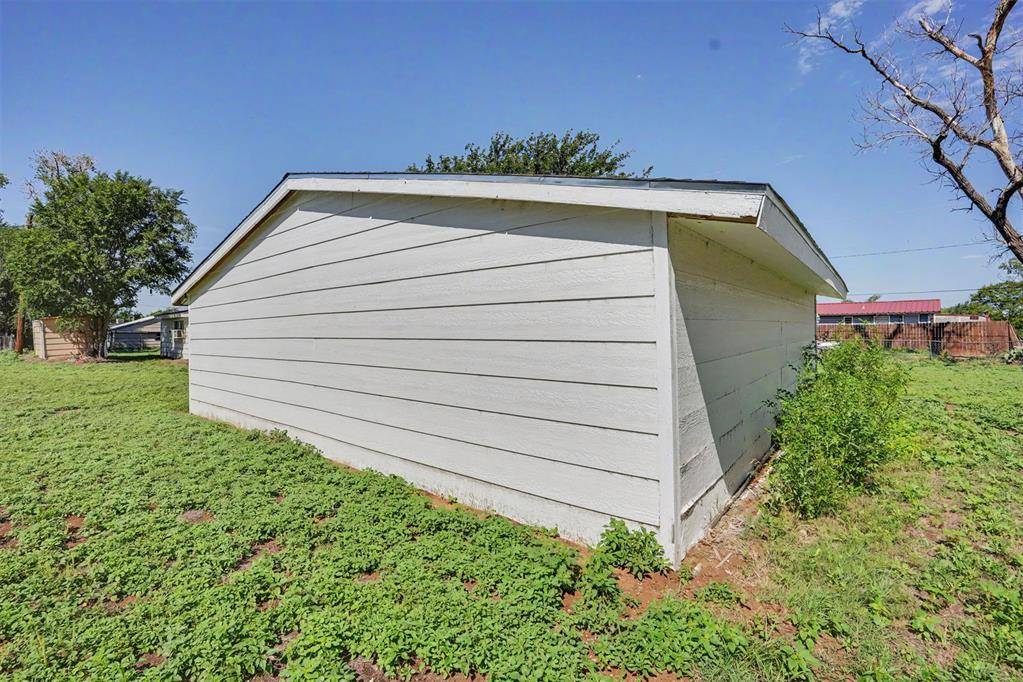 20456 E 1410 Rd #92, Lone Wolf, OK 73655
