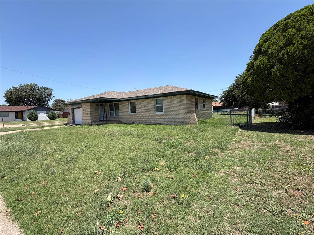 2112 N Canary LN, Altus, OK 73521