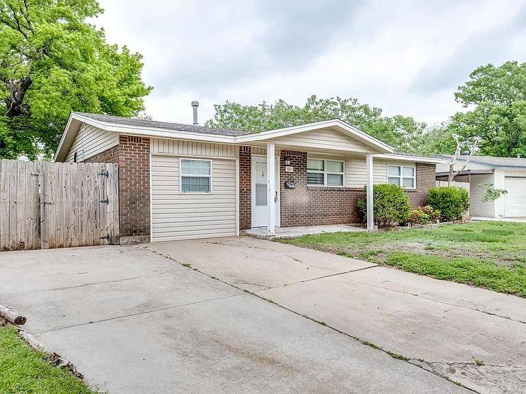 641 SW 15th ST, Moore, OK 73160