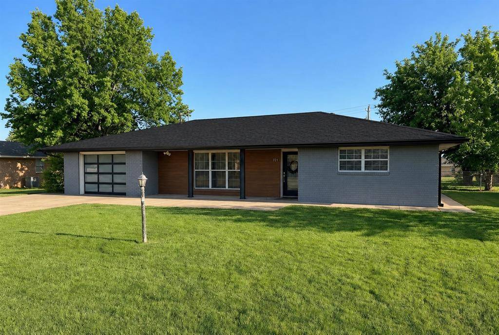 721 N Marion AVE, Hinton, OK 73047