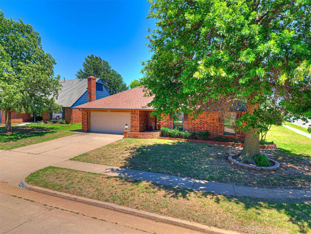 700 N Briarcliff DR, Moore, OK 73170