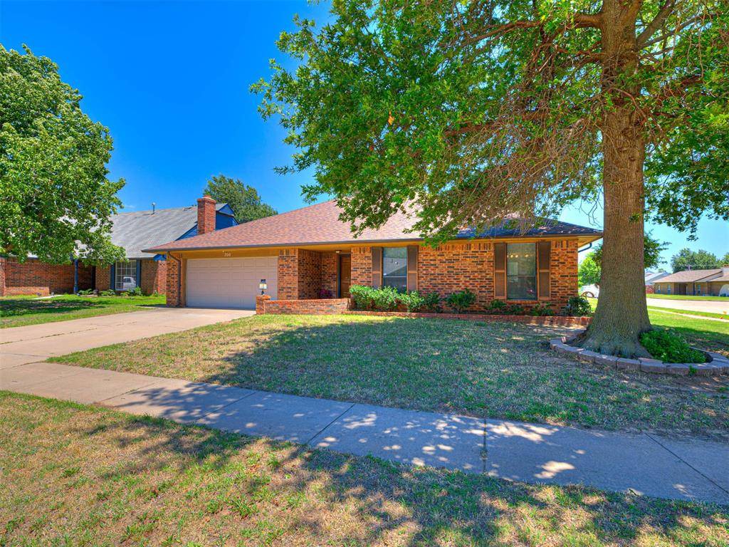 700 N Briarcliff DR, Moore, OK 73170
