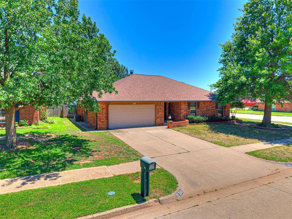 700 N Briarcliff DR, Moore, OK 73170