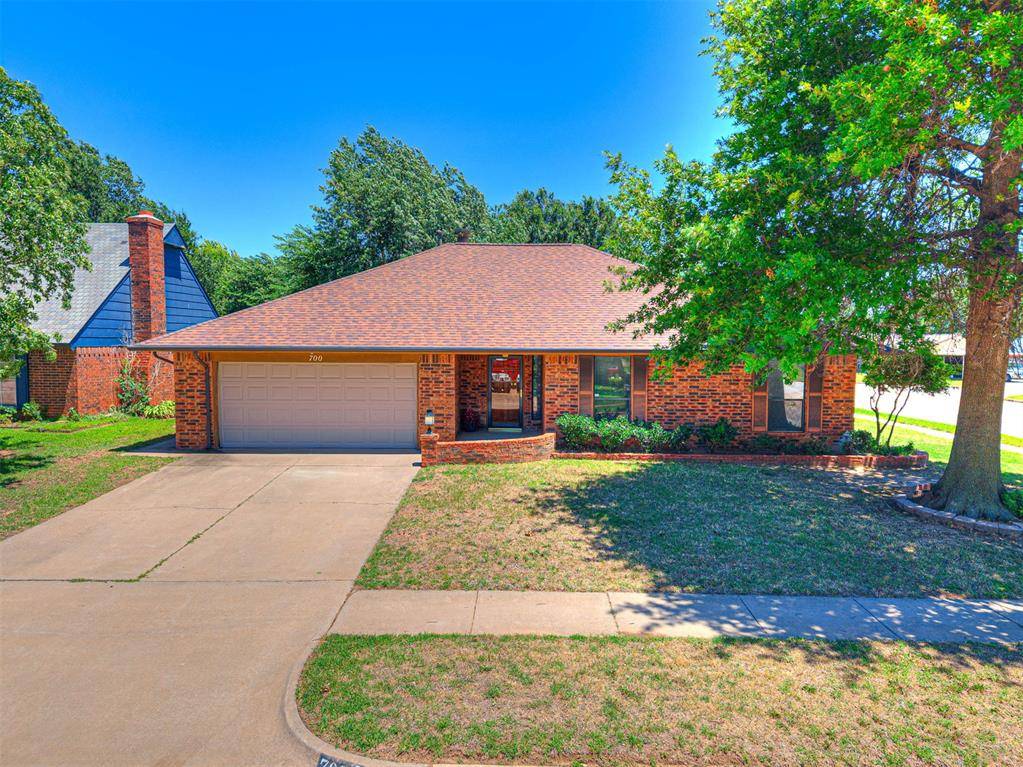 700 N Briarcliff DR, Moore, OK 73170
