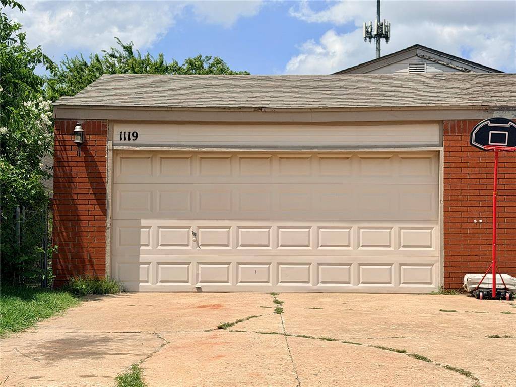 1119 Swan Lake RD, Edmond, OK 73003