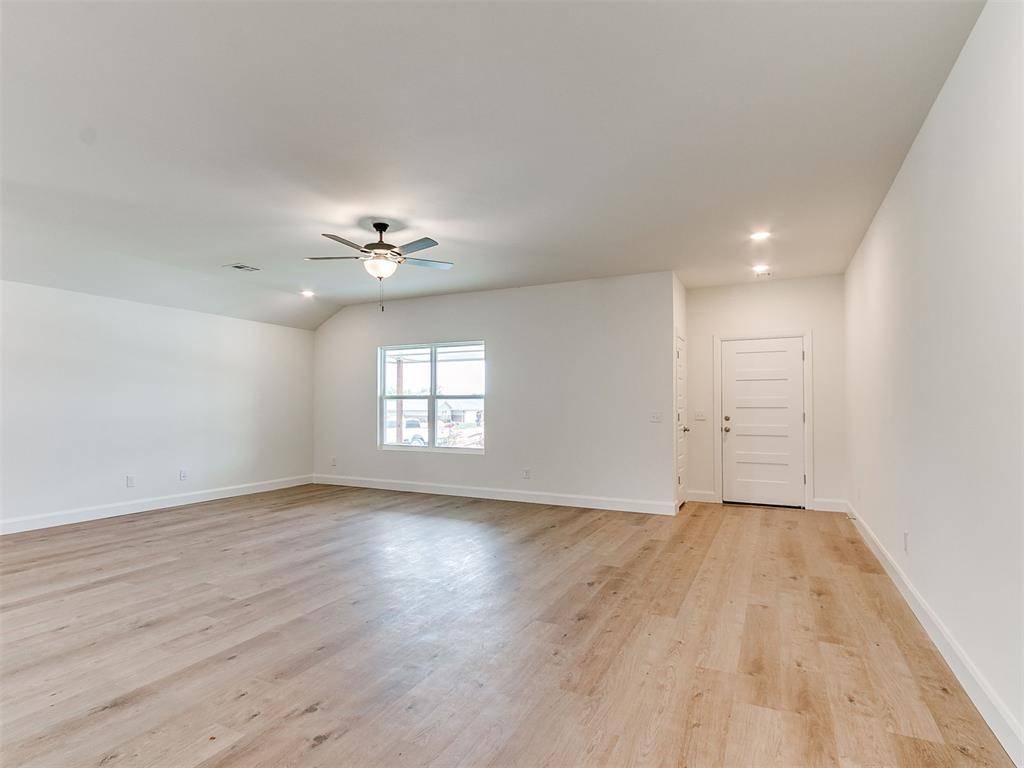 925 Hazy Brook CIR, Chickasha, OK 73018