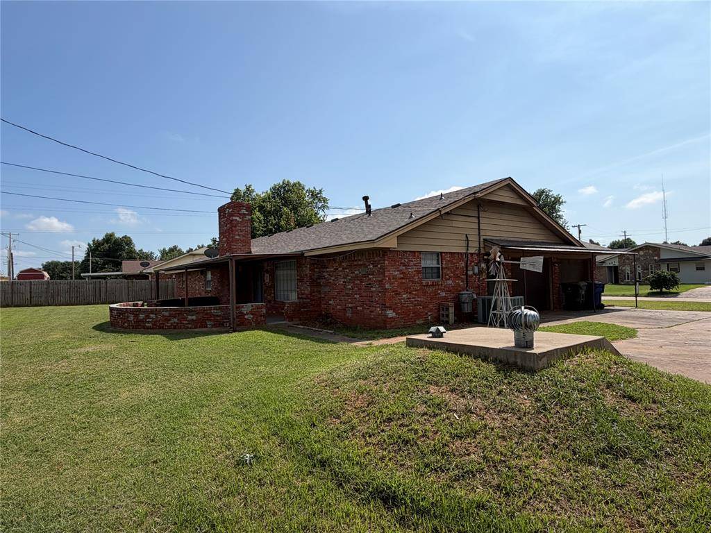 203 Elmhurst DR, Chickasha, OK 73018