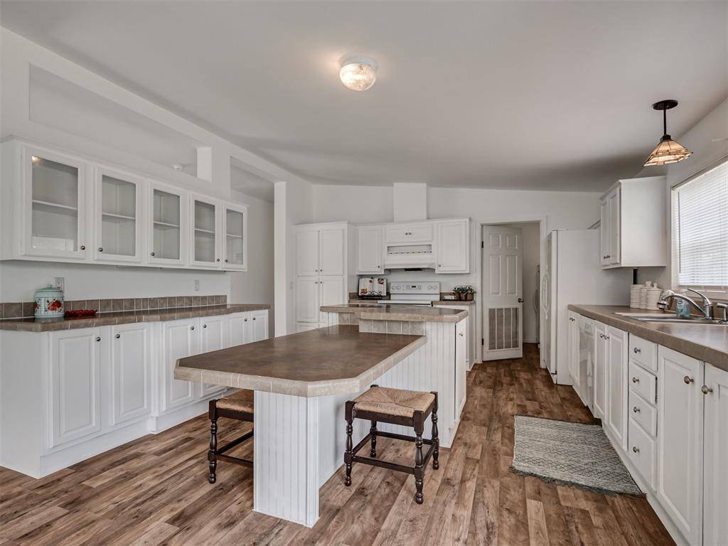 206 N Pine ST, Crescent, OK 73028