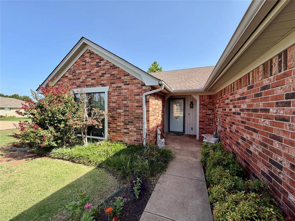 2914 Lacey DR, Chickasha, OK 73018
