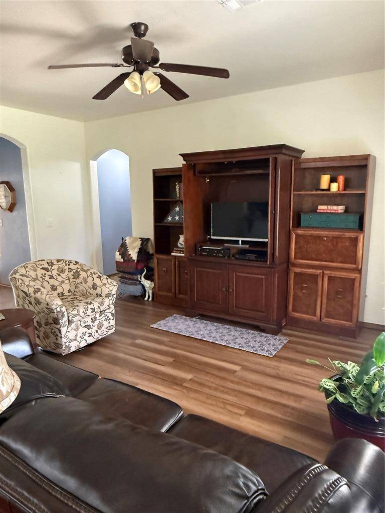 215 S Marion AVE, Hinton, OK 73047