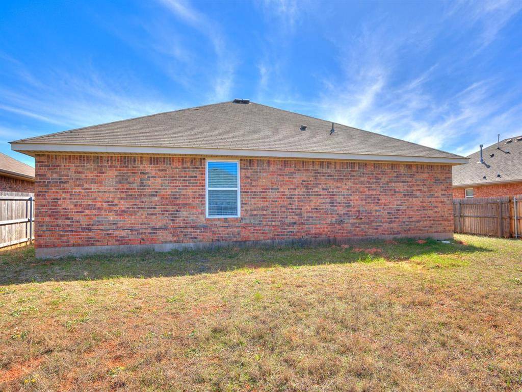 609 E Linden LN, Mustang, OK 73064